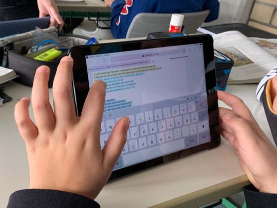 Schüler arbeitet mit iPad